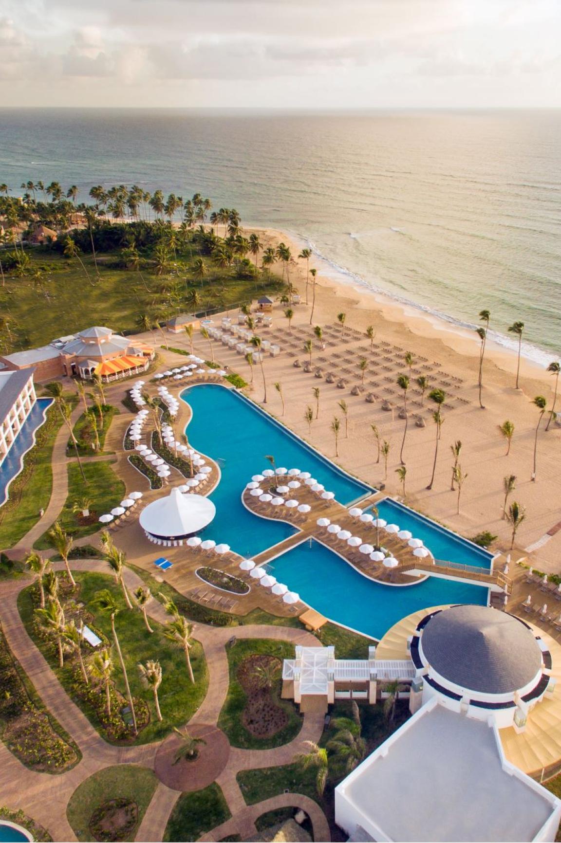 Vista aérea piscina y playa en Nickelodeon Punta Cana